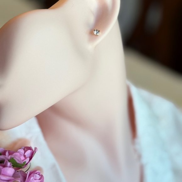 💎 Classic Crystal Stud Earrings | Everyday Elegant Sparkle ✨ - Picture 3 of 7